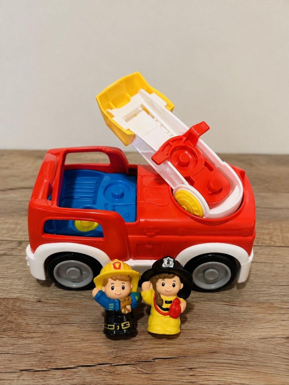 Fisher-Price Little People Lift ’n Lower Fire Truck DFN85 2014 + 2 Figures